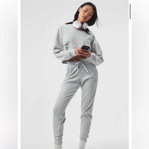ALO yoga Muse hoodie and sweatpants set

Never worn 

Size S